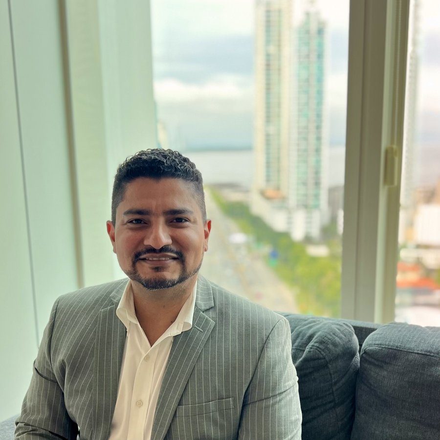 Dr. Ariel Jesús Veces, Ginecólogo Obstetra especialista en Histeroscopia en Panamá